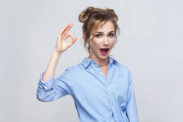 Blonde woman showing gesture — Stock Photo, Image