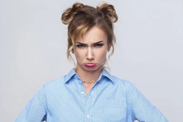 Blonde woman showing gesture — Φωτογραφία Αρχείου