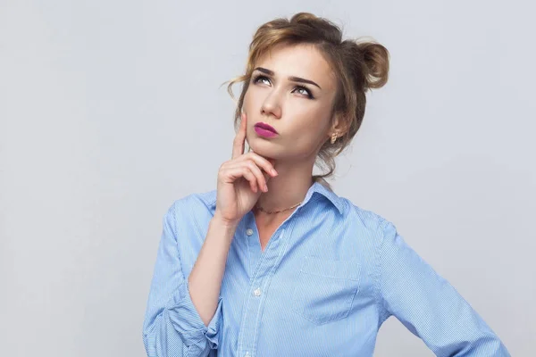 Blonde woman showing gesture — Stock Photo, Image