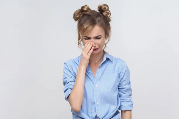 Blonde woman showing gesture — Stock Photo, Image