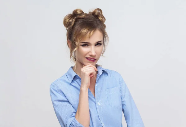 Blonde woman showing gesture — Φωτογραφία Αρχείου