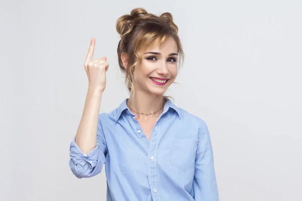 Blonde woman showing gesture — Φωτογραφία Αρχείου