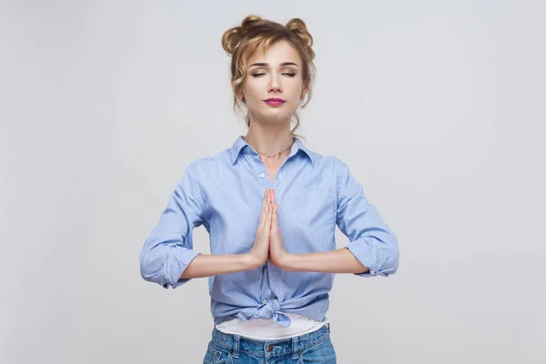 Blonde woman showing gesture — Φωτογραφία Αρχείου