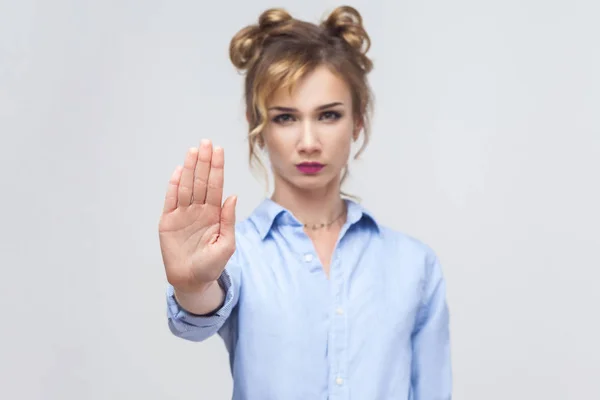 Blonde woman showing gesture — Φωτογραφία Αρχείου