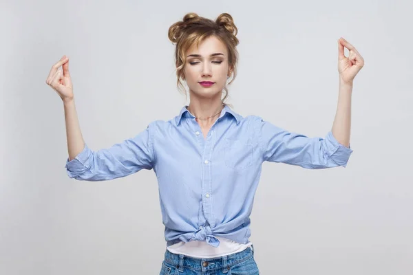 Blonde woman showing gesture — Stock Photo, Image