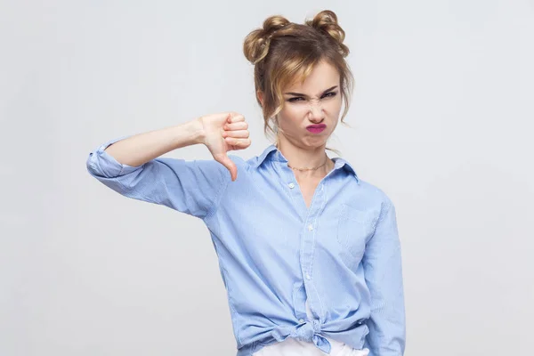 Blonde Frau im blauen Kleid — Stockfoto