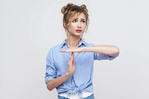 Mujer rubia en vestido azul — Foto de Stock