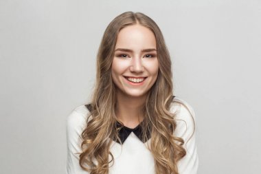 Kadın modeli gösteren duygular