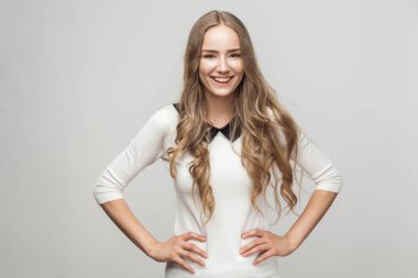 Kadın modeli gösteren duygular