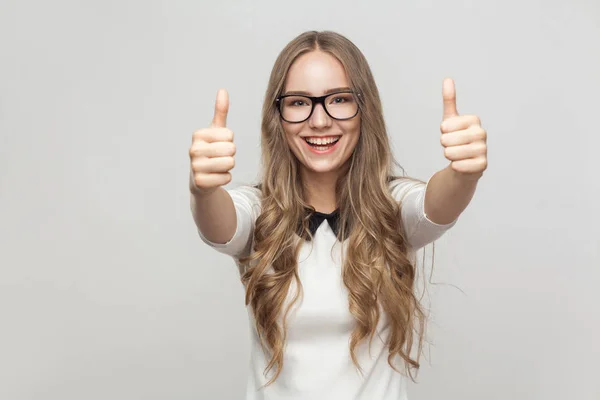 Weibliches Modell zeigt Emotionen — Stockfoto