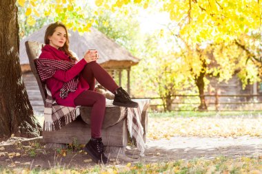 Sonbahar Park, Kupası tutan bankta hayal kadın sit