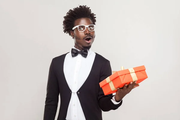 Amazement man holding gift box and shocked. — Stock Photo, Image