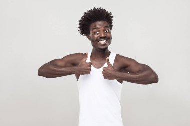 Kamera ve başparmak bakarak komik afro adam bıyıklı,. 