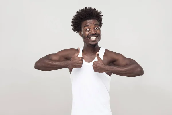 Lustiger Afro-Mann mit Schnurrbart, Blick in die Kamera und Daumen hoch. — Stockfoto