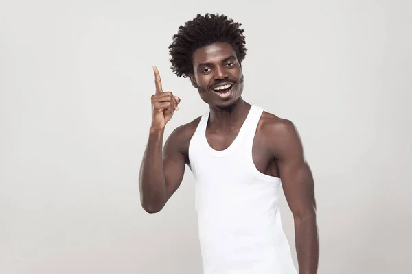 Boa ideia! Afro homem dedo para cima e dente sorrindo — Fotografia de Stock