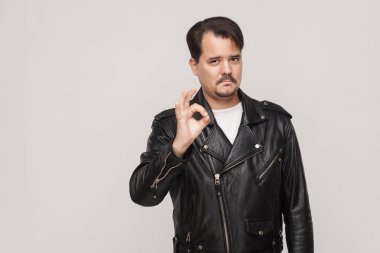 Rock'çı adam gösteren Tamam işareti 