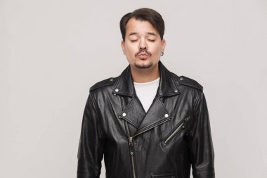 Adam gönderen hava öpücük