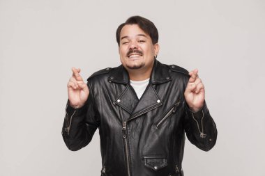 siyah ceketli adamı 