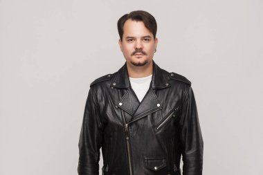 Sıkılmış adam kameraya bakan