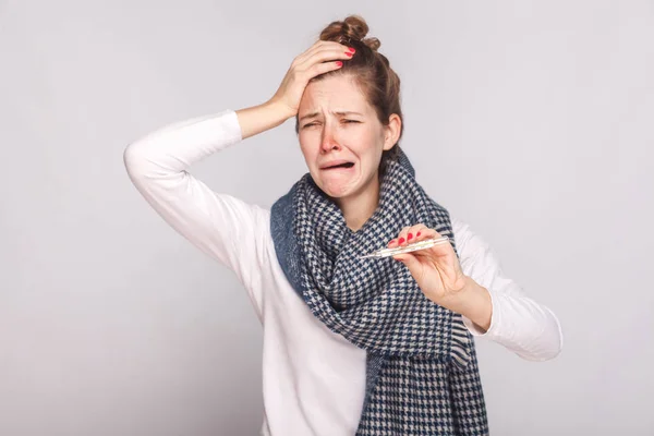 Wanita sakit tidak sehat memiliki suhu, memegang kepala dan menangis . — Stok Foto
