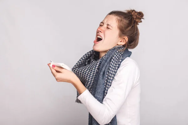 Sjuka kvinna håller en näsduk och nyser — Stockfoto