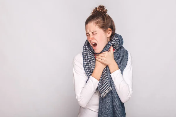 Wanita dewasa yang sakit menyentuh lehernya, menderita batuk, sakit tenggorokan — Stok Foto
