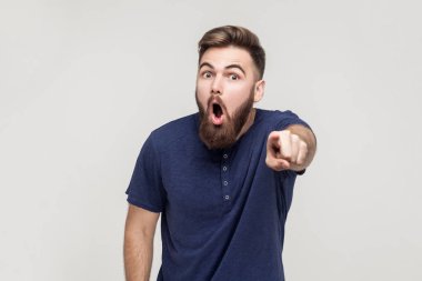  Şaşırmış genç yetişkin adam işaret