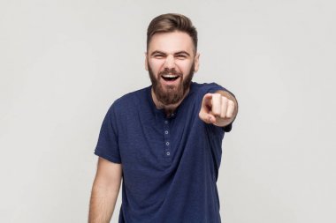 Parmağını gösteren adam. 