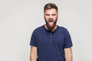  Sakallı yetişkin adam Dil Gösterilen 