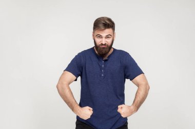 Erkeklik sakallı adam poz