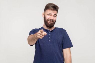 Genç yetişkin adam işaret parmağı 