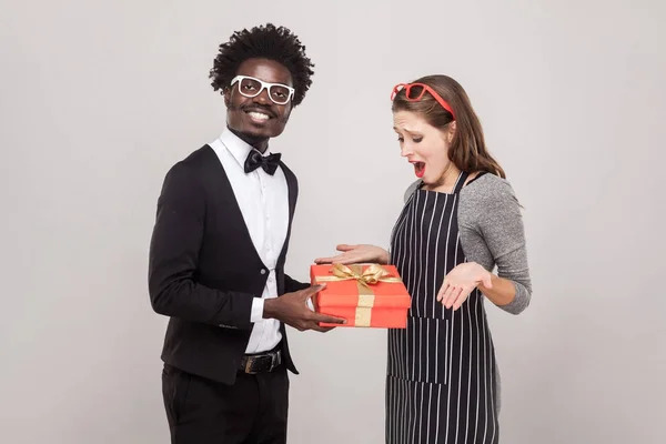Man geeft vrouw een geschenk — Stockfoto