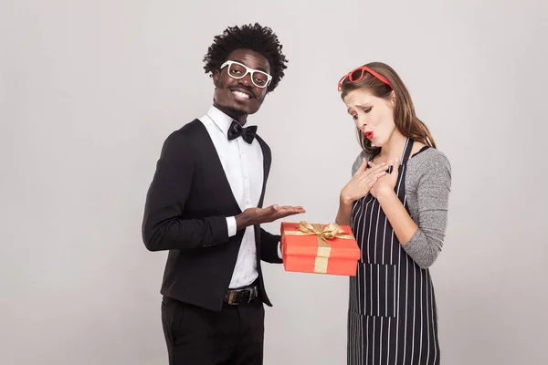 Cavalier le da a la mujer un regalo — Foto de Stock