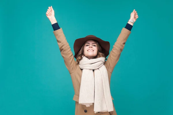 Femme heureuse se réjouissant de sa victoire — Photo