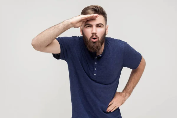 uzaklarda görünen adam