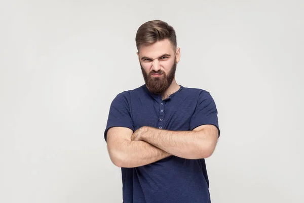 Hombre resentido con los brazos cruzados — Foto de Stock