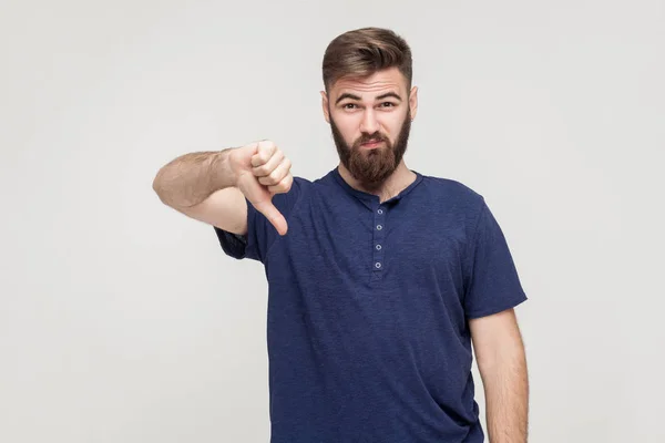 Bebaarde man met duimen naar beneden — Stockfoto