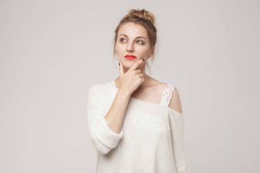 Düşünme ve ararken çene, dokunmadan düşünceli kadın. Stüdyo çekim, izole gri arka plan üzerinde