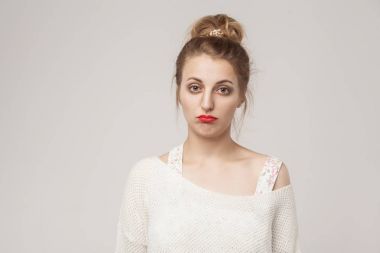 Mutsuz Bayan kabarık dudaklar ve üzüntü kameraya bakıyor. Kapalı atış