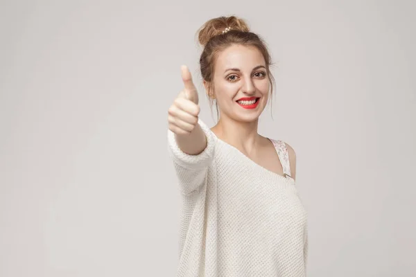Genç Yetişkin Kadın Thumbs Dişlek Gülümseyerek Kameraya Bakıyor Stüdyo Çekim — Stok fotoğraf