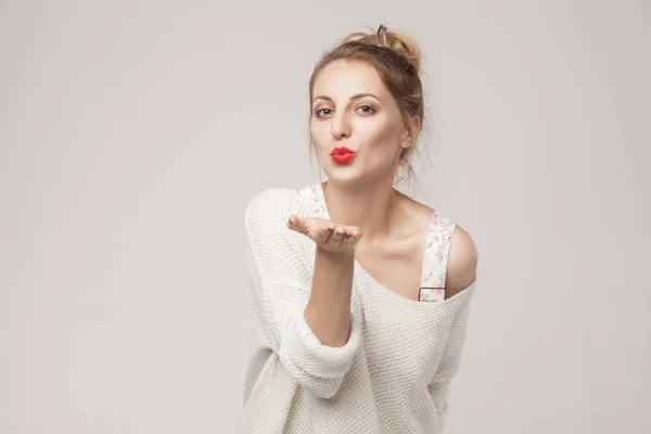 Donna Romantica Manda Baci Aerei Alla Telecamera Studio Girato Isolato — Foto Stock