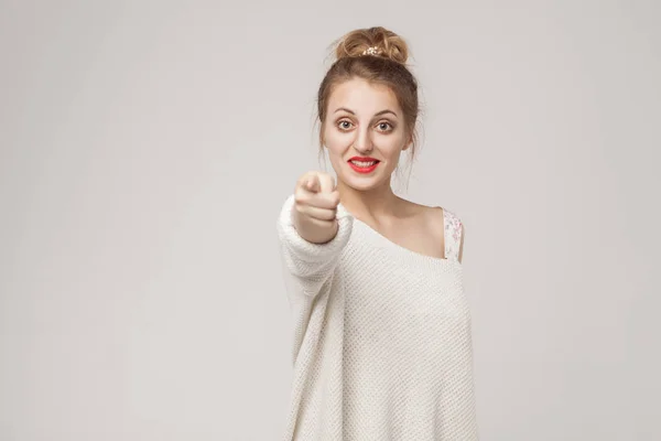 Goda Nyheter Lycka Blond Kvinna Pekande Finger Kameran Studio Skott — Stockfoto