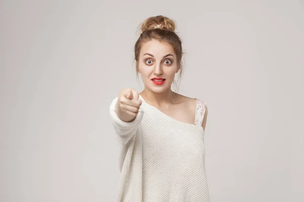 Wow Inget Sätt Förvånad Kvinna Pekande Finger Kameran Och Chockad — Stockfoto