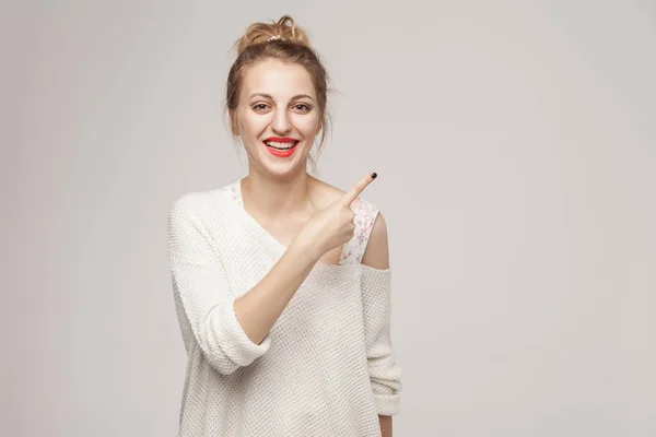 Mulher Loira Bem Sucedida Apontando Dedo Para Espaço Cópia Sorrindo — Fotografia de Stock