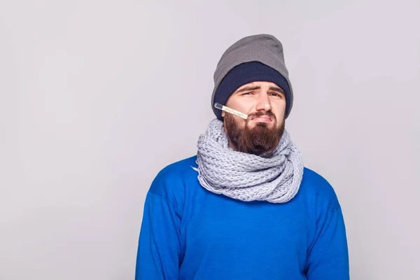 Homem Barbudo Adulto Jovem Tem Temperatura Segurando Termômetro Boca Estúdio — Fotografia de Stock