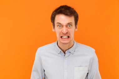 Öfke adam iri gözlü kameraya bakıyor. Stüdyo vurdu