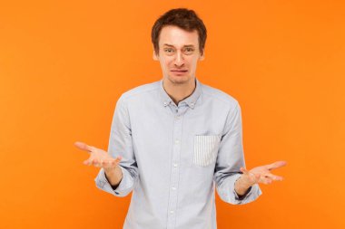 Cry ve üzüntü, kötü duygular kavramı. Stresli adam ağlıyor. Atış, turuncu arka plan stüdyo