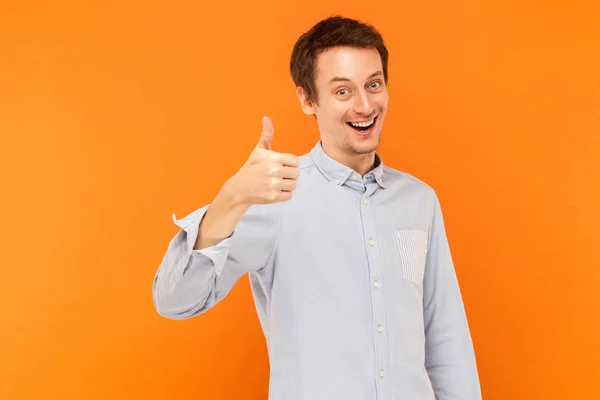 Como Sinal Homem Sorrindo Polegares Para Cima Olhando Para Câmera — Fotografia de Stock