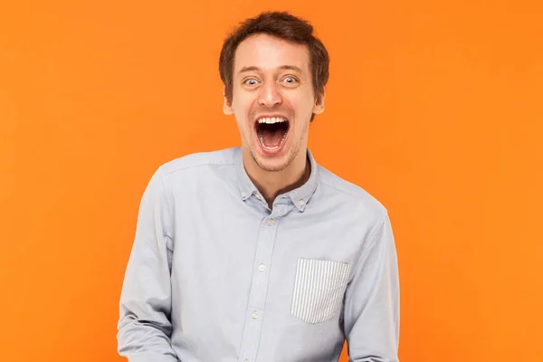 Geluk Zakenman Kijken Camera Toothy Glimlachen Studio Opname Oranje Achtergrond — Stockfoto