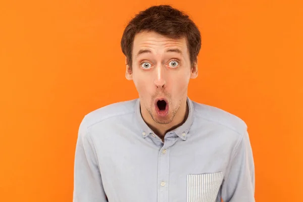 Zbliżenie Zaskoczony Mężczyzna Patrząc Kamery Otwarte Usta Cukinia Pomarańczowe Tło — Zdjęcie stockowe